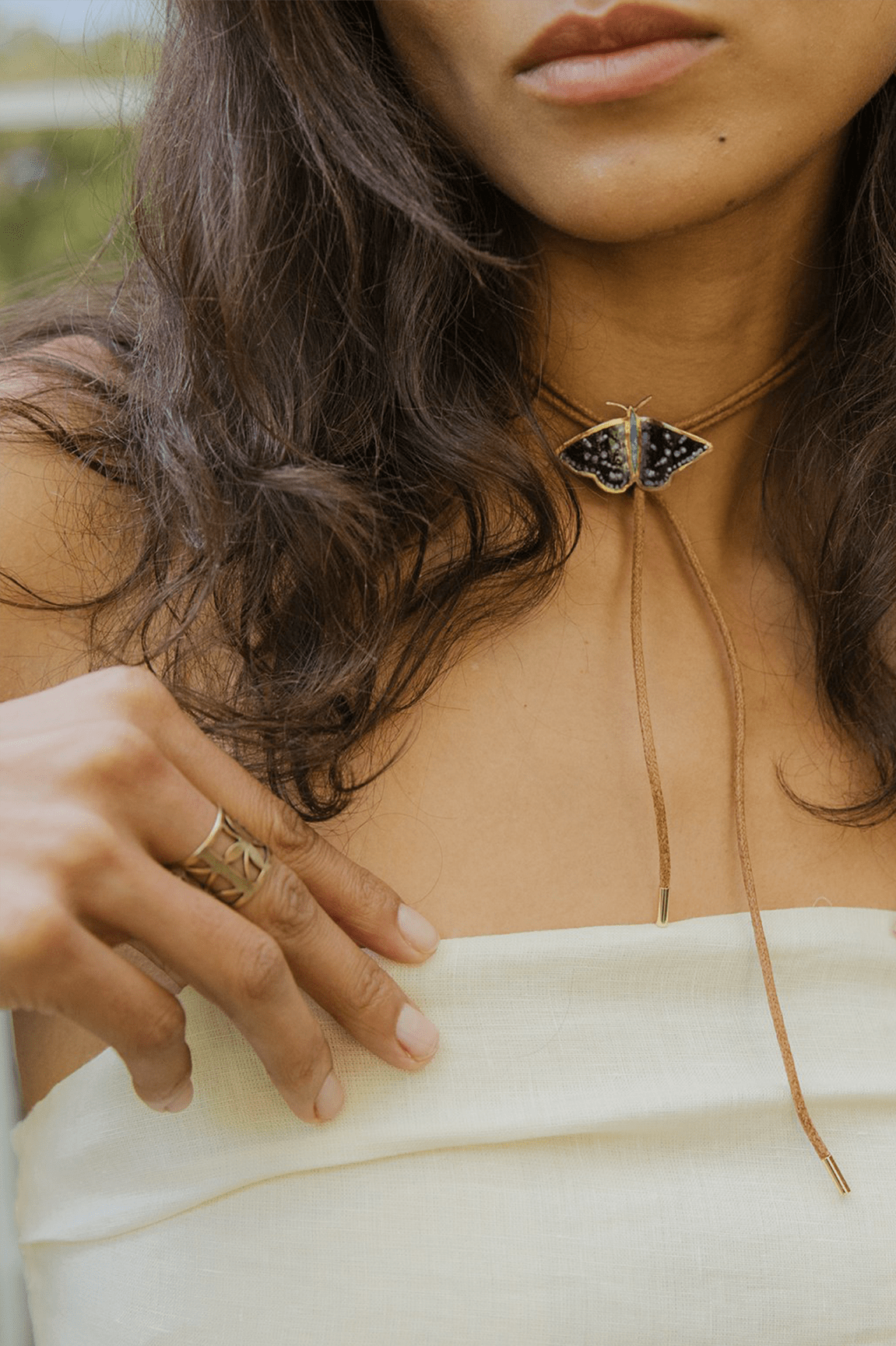 Choker Cuero mariposa negra