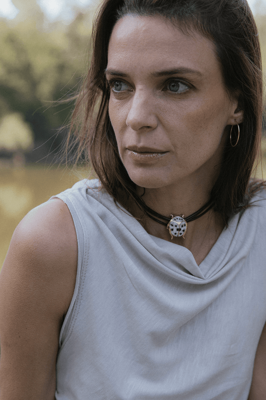 Choker Cuero chinita blanca